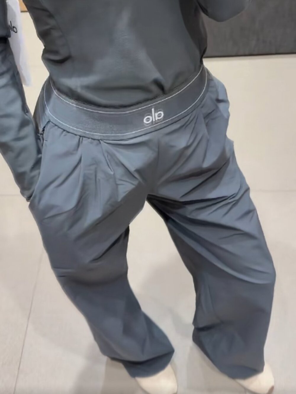 NWT ALO Yoga Steel Grey Suit Up Pants 😝 Casual Style | Athleisure | Travel  💘 - Picture 8 of 8
